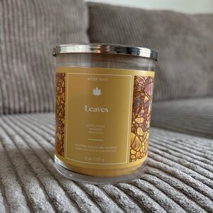 White Barn Leaves Scented Candle 8oz